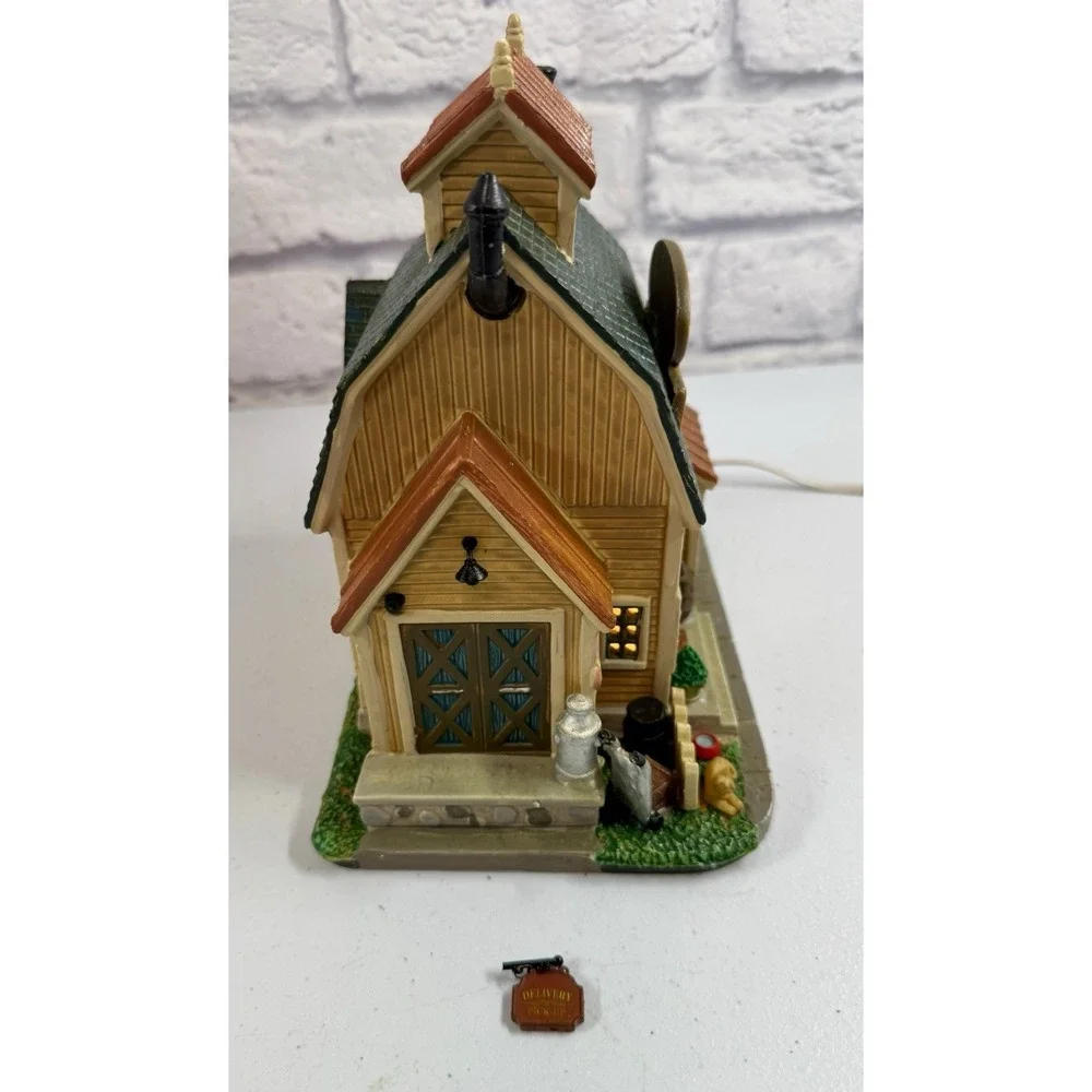 Lemax Village Farmington Creamery Ice Cream Porcelain Lighted Building Lights Up